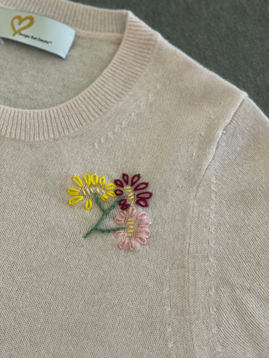 DTD Pink Short Sleeve Cashmere Sweater with hand embroidered Daisies