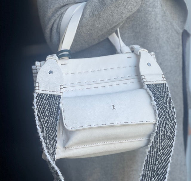 Henry Beguelin Shopping Pocket S White with Raffia Strap.